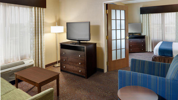 Images Holiday Inn Express & Suites Saginaw, an IHG Hotel