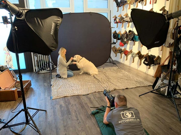 Fotogebell Hundefotografie - Carsten Pöhler Studioaufnahme mit Hund und Halterin, moderne Hundefotografie Münster mit Lichtaufbau und ruhiger Atmosphäre für natürliche Tierportraits.