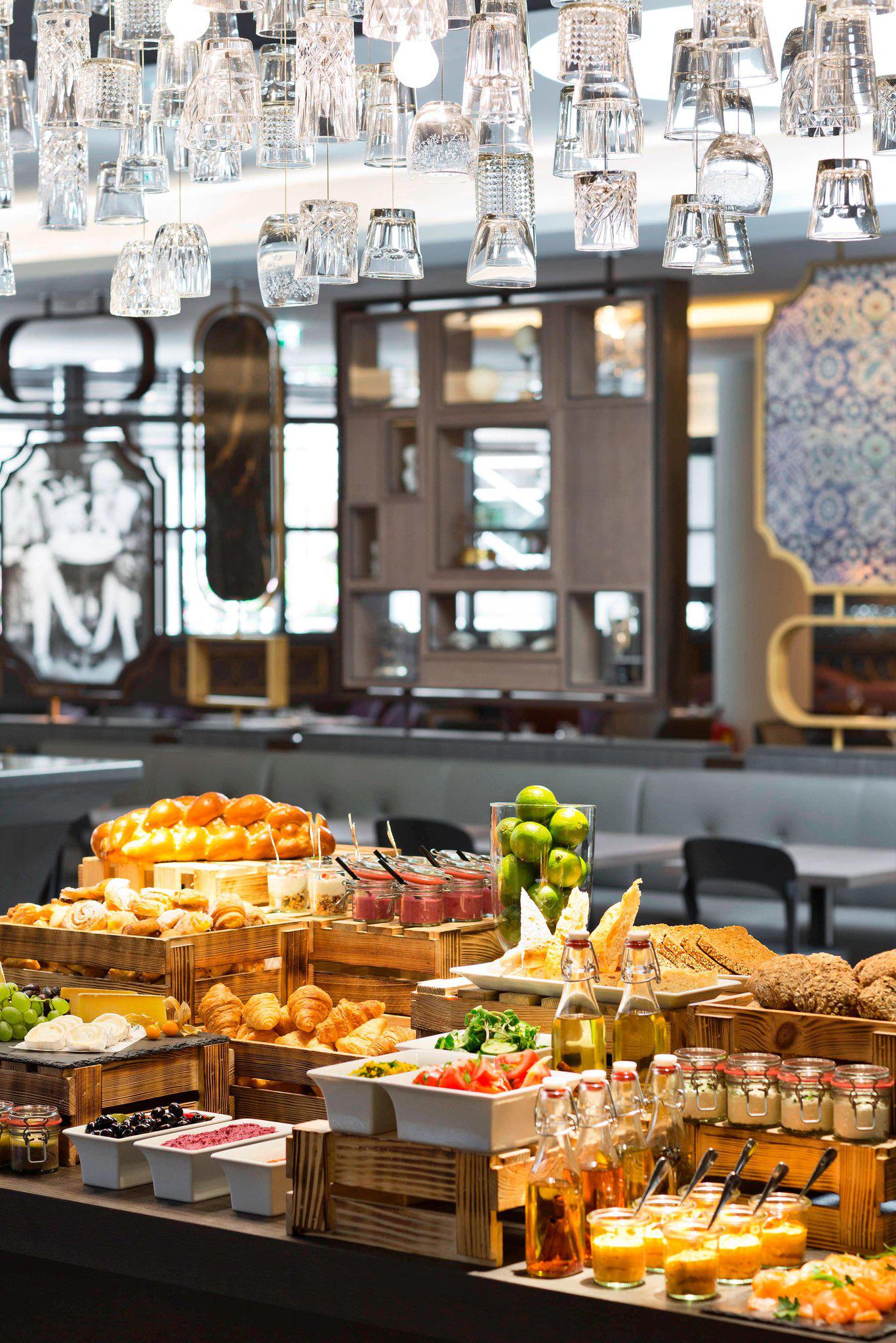 Renaissance Wien Hotel, Linke Wienzeile/Ullmannstrasse 71 in Vienna