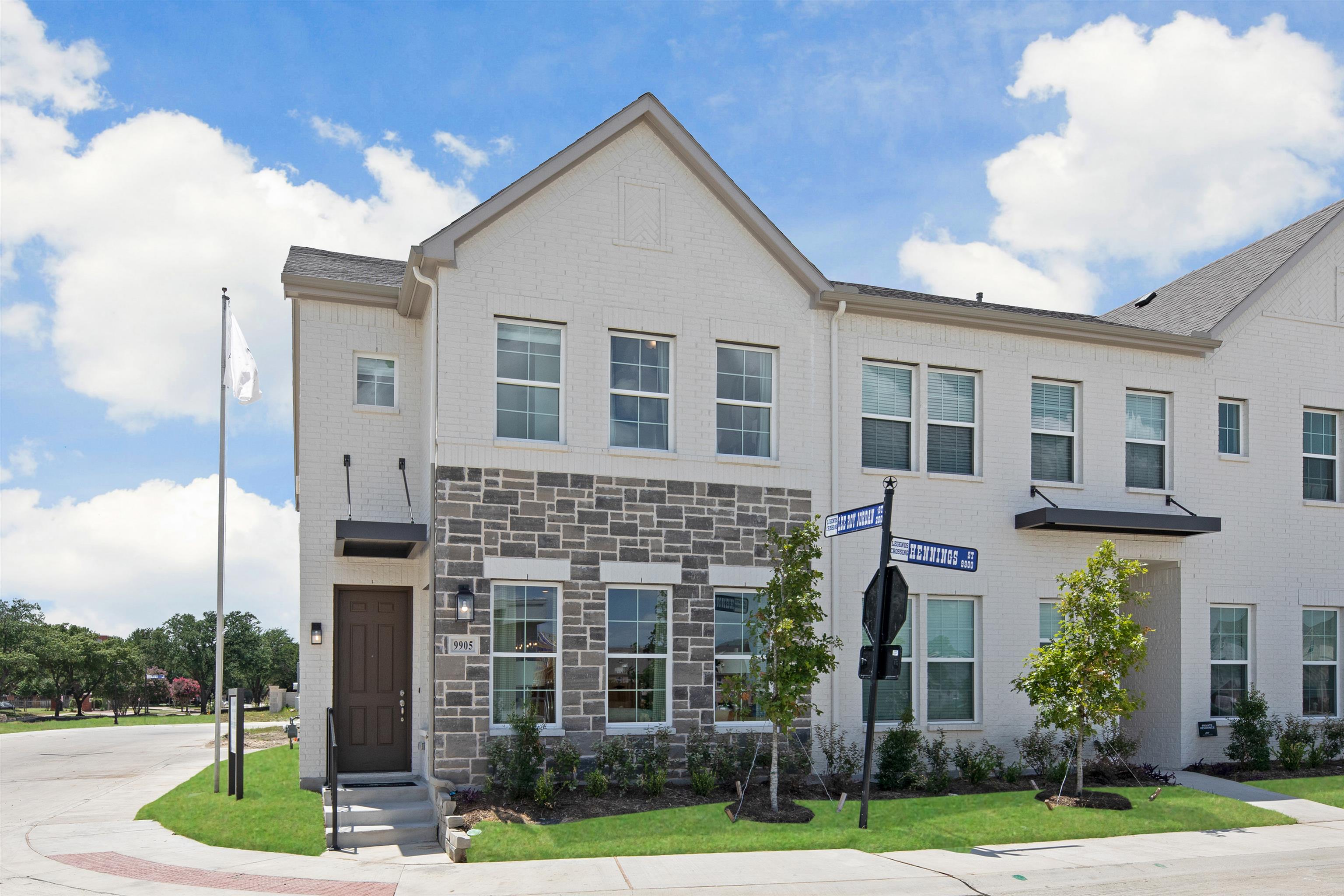 Legends Crossing Townhomes by Ashton Woods