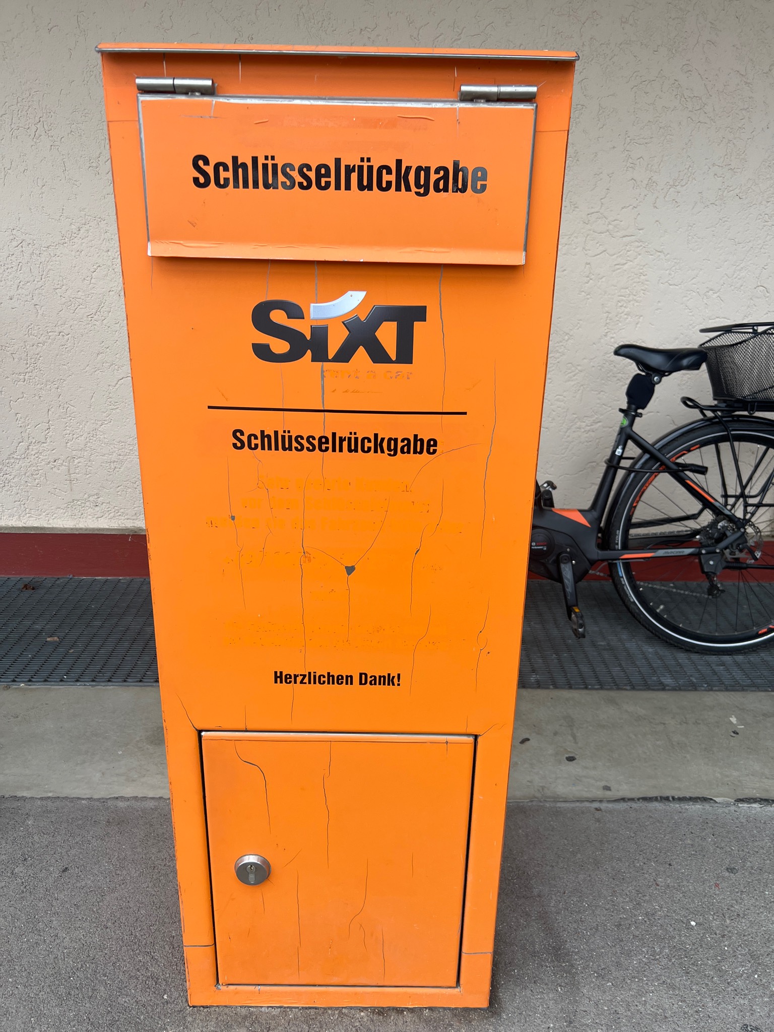SIXT Autovermietung  - Meet & Greet - Augsburg Flughafen, Flughafenstr. 6 in Augsburg