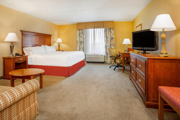 Images Holiday Inn Express & Suites Bloomington, an IHG Hotel
