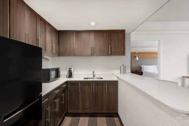 Images Holiday Inn & Suites Pittsfield-Berkshires by IHG