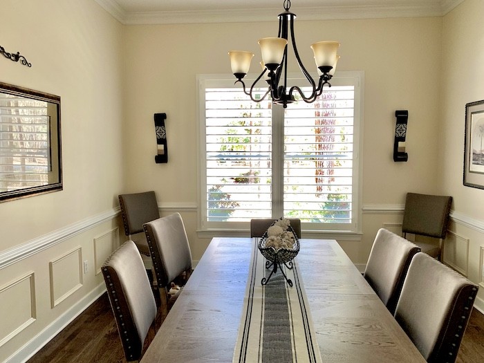 Don’t miss out on creating the perfect space to host holiday dinners this season! Our timeless shutters add a charming touch to this local Hilton Head Island dining room, combining style with functionality. With their light control capabilities, you can create the perfect ambiance for hosting dinner