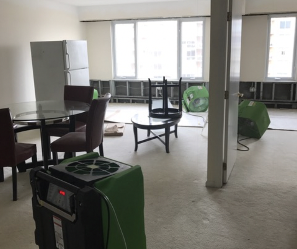 SERVPRO water damage restoration crew and equipment to mitigate damages after a commercial property flood