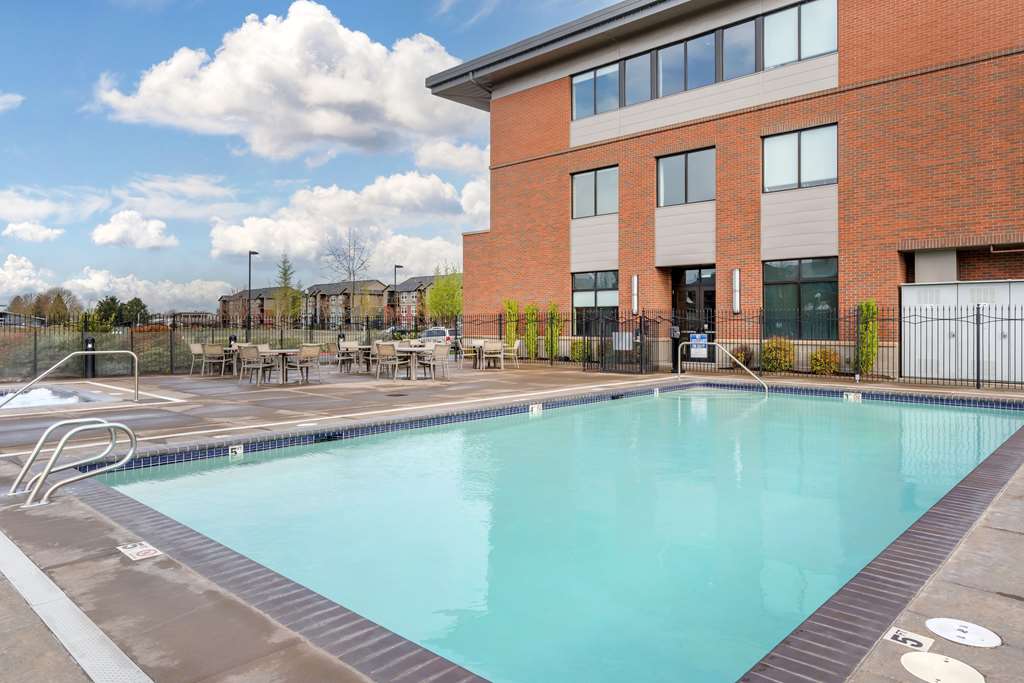 Outdoor Pool / Hot Tub