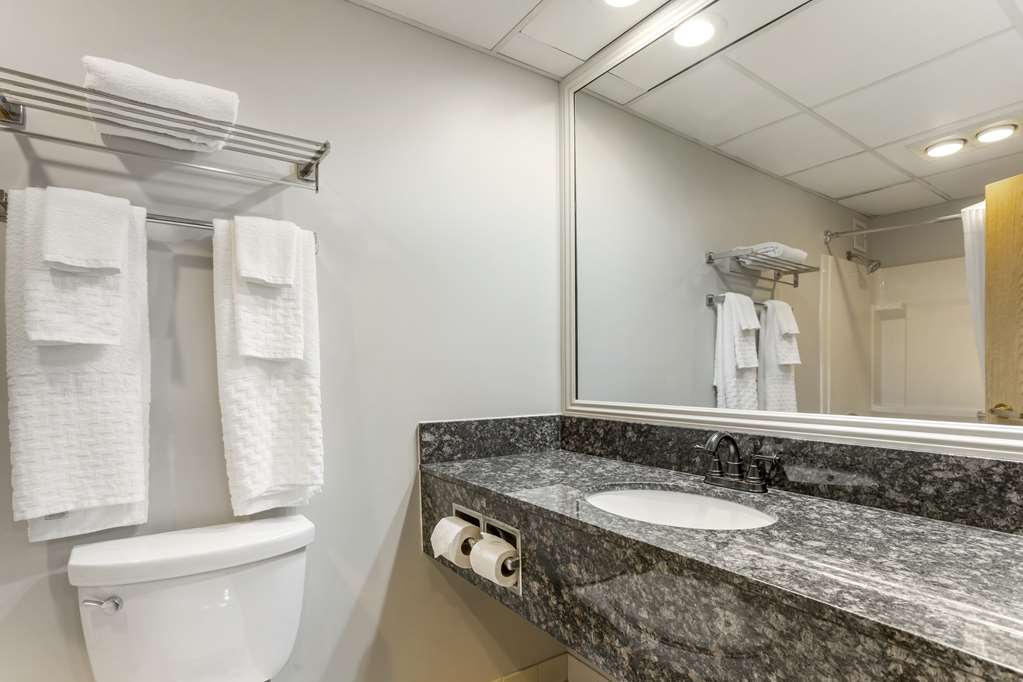 2 Queen Bed Bathroom