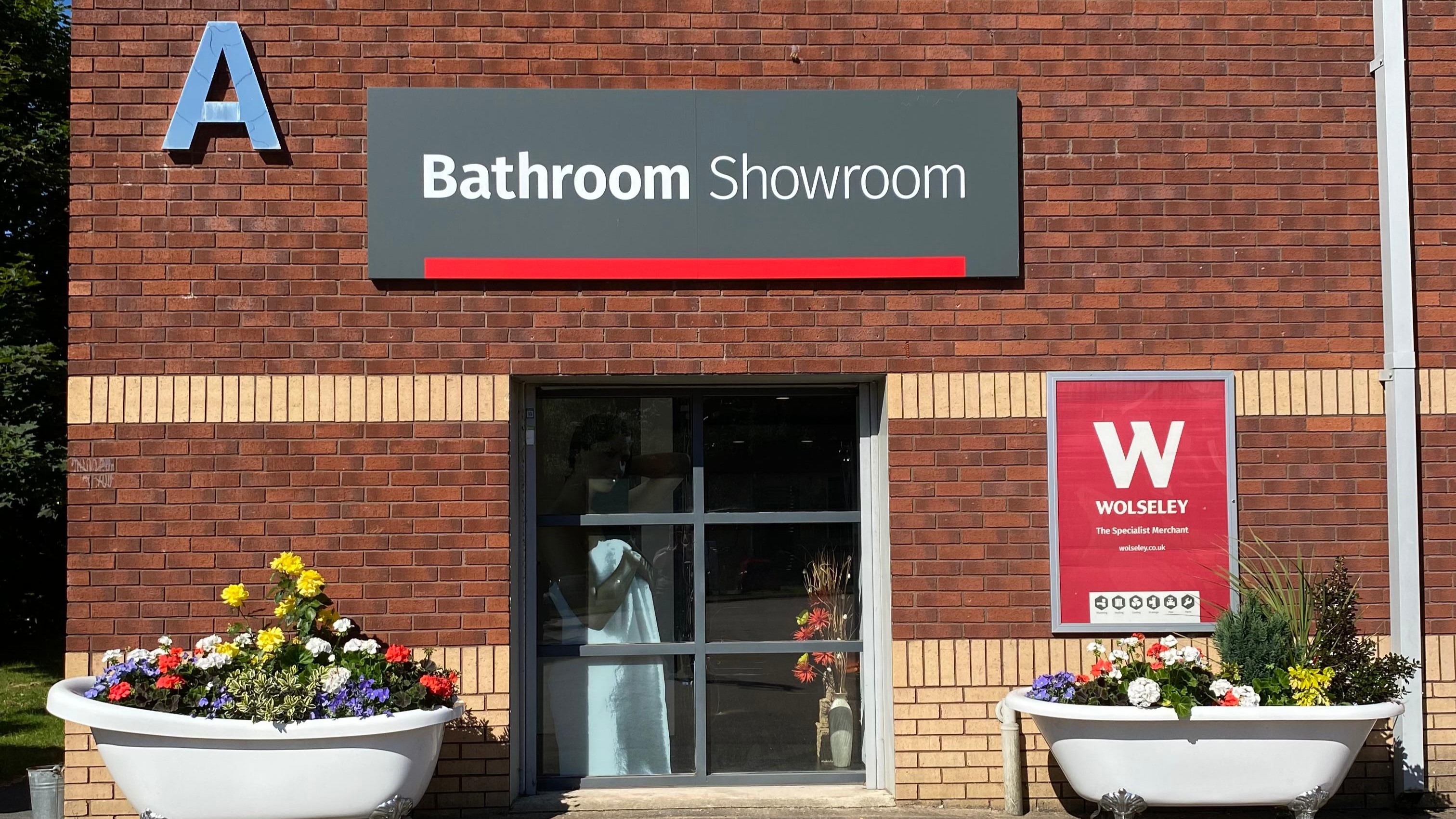 Wolseley Showroom exterior with roll top bath planters