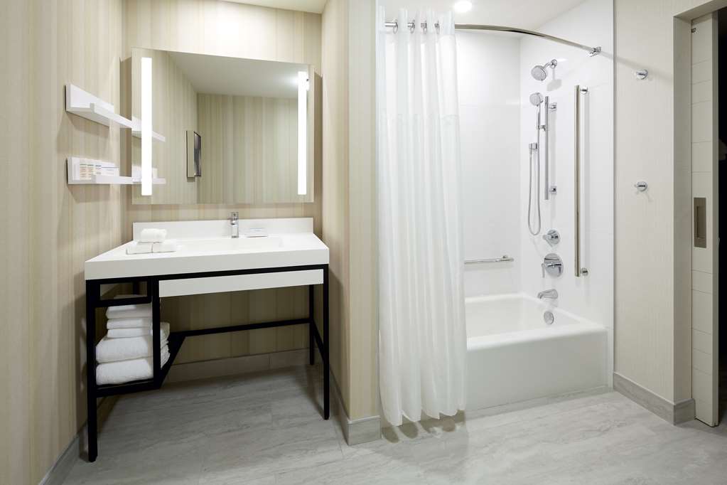 Guest room bath Hilton Garden Inn Montreal Midtown Montreal (514)370-3300