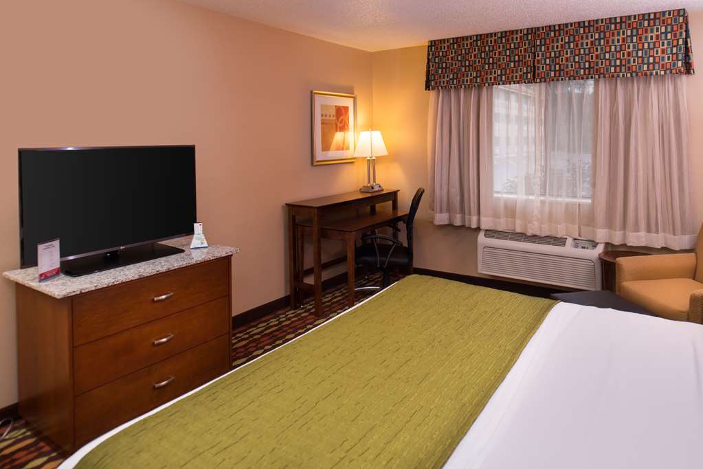King Guest Room Best Western Ambassador Inn & Suites Wisconsin Dells (608)254-4477