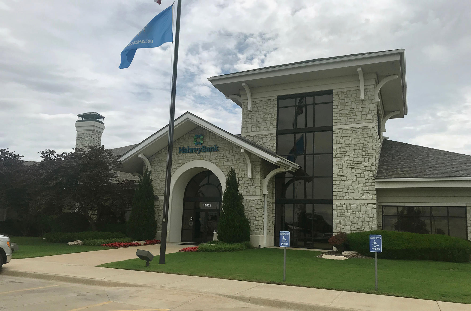 Built in 1999, Mabrey Bank's corporate headquarters is a 14,275 square foot facility and one of Bixby's largest employers.  The bank has been a part of the Bixby community since 1924 and our team members are actively involved in the local community.  Mabrey Bank's Bixby location offers a full range of financial products and services.