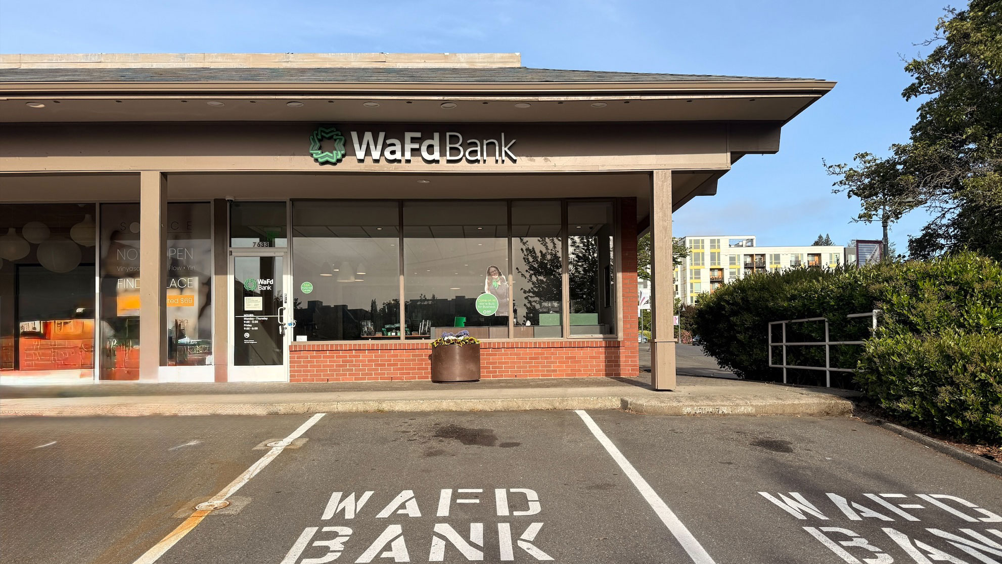 Photo of the WaFd Bank Branch location in Mercer Island, Washington. Located at 7633 SE 27th St, Mercer Island, WA 98040.