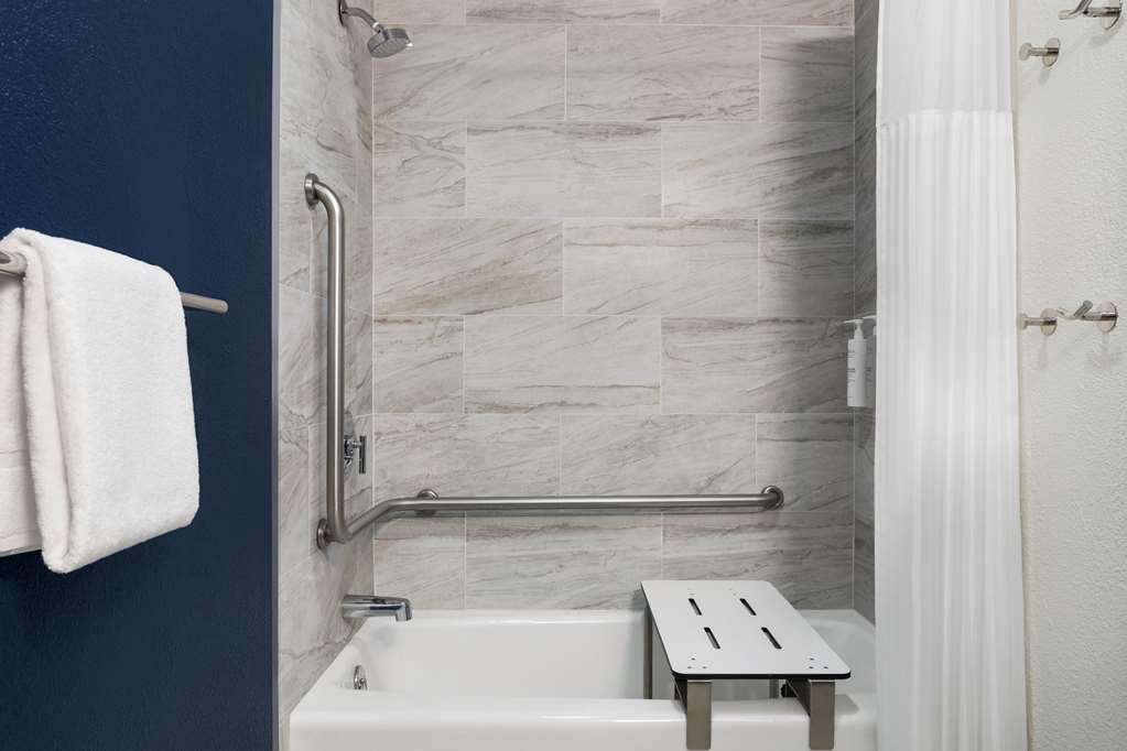Guest room bath