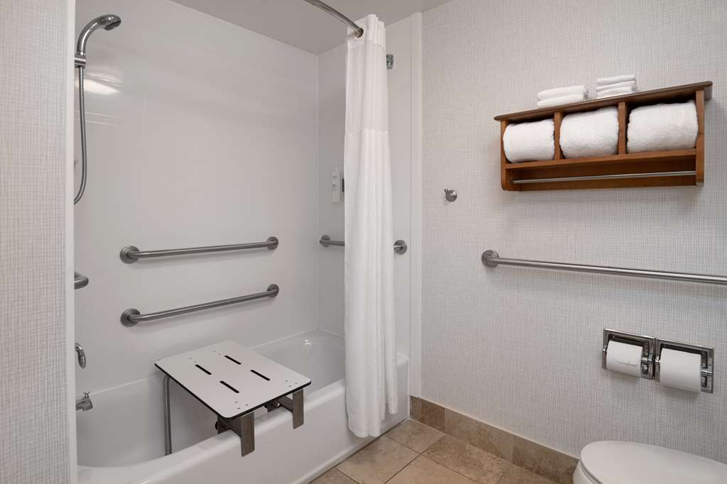 Guest room bath