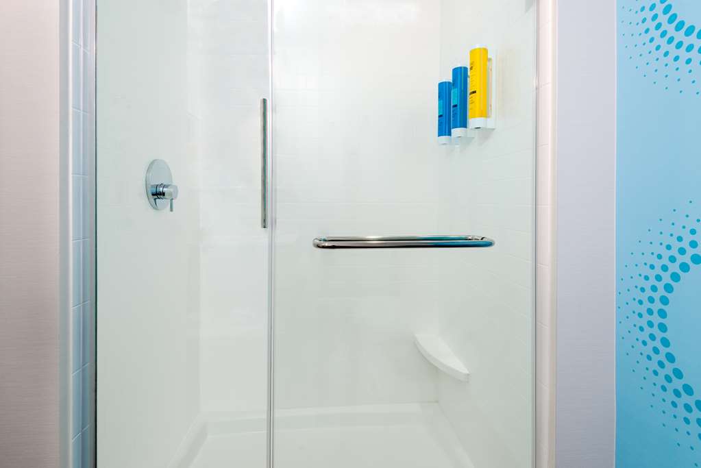 Guest room bath