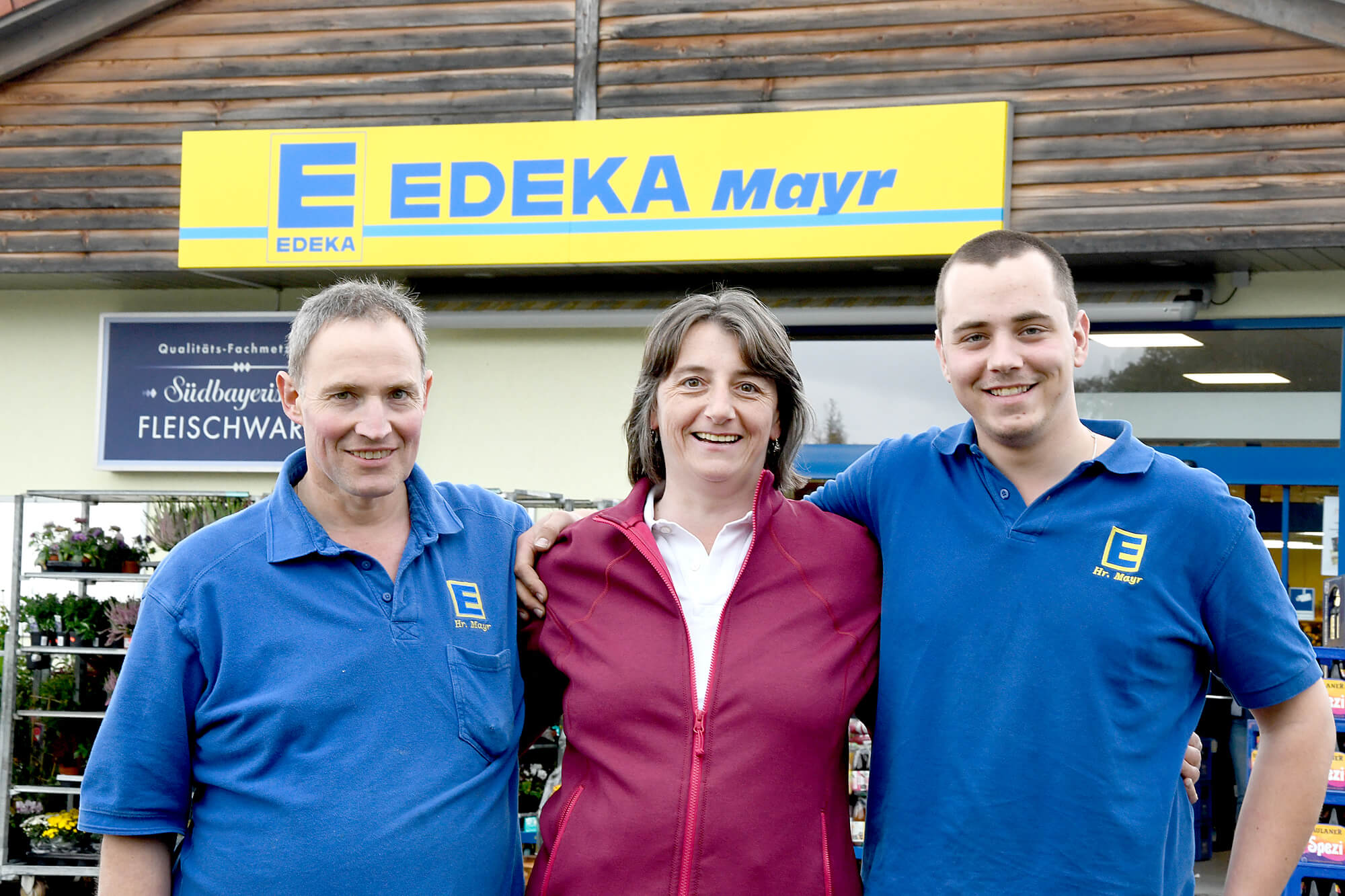 Die Inhaber: Martina und Wolfgang Mayr
Der Inhaber des Marktes, Herr Mayr, erlernte ursprünglich den Beruf des Metzgers. Im Jahr 1993 wurde jedoch das Gebäude mitsamt EDEKA Markt übernommen. Noch heute besteht dieser am selben Standort und wird von Frau Mayr geleitet.
