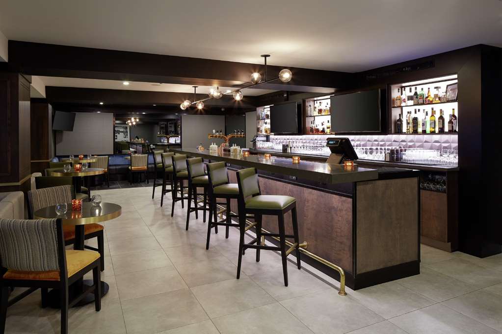 BarLounge DoubleTree by Hilton Montreal Airport Dorval (514)631-4811
