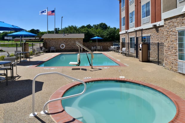 Images Holiday Inn Express & Suites Carthage by IHG