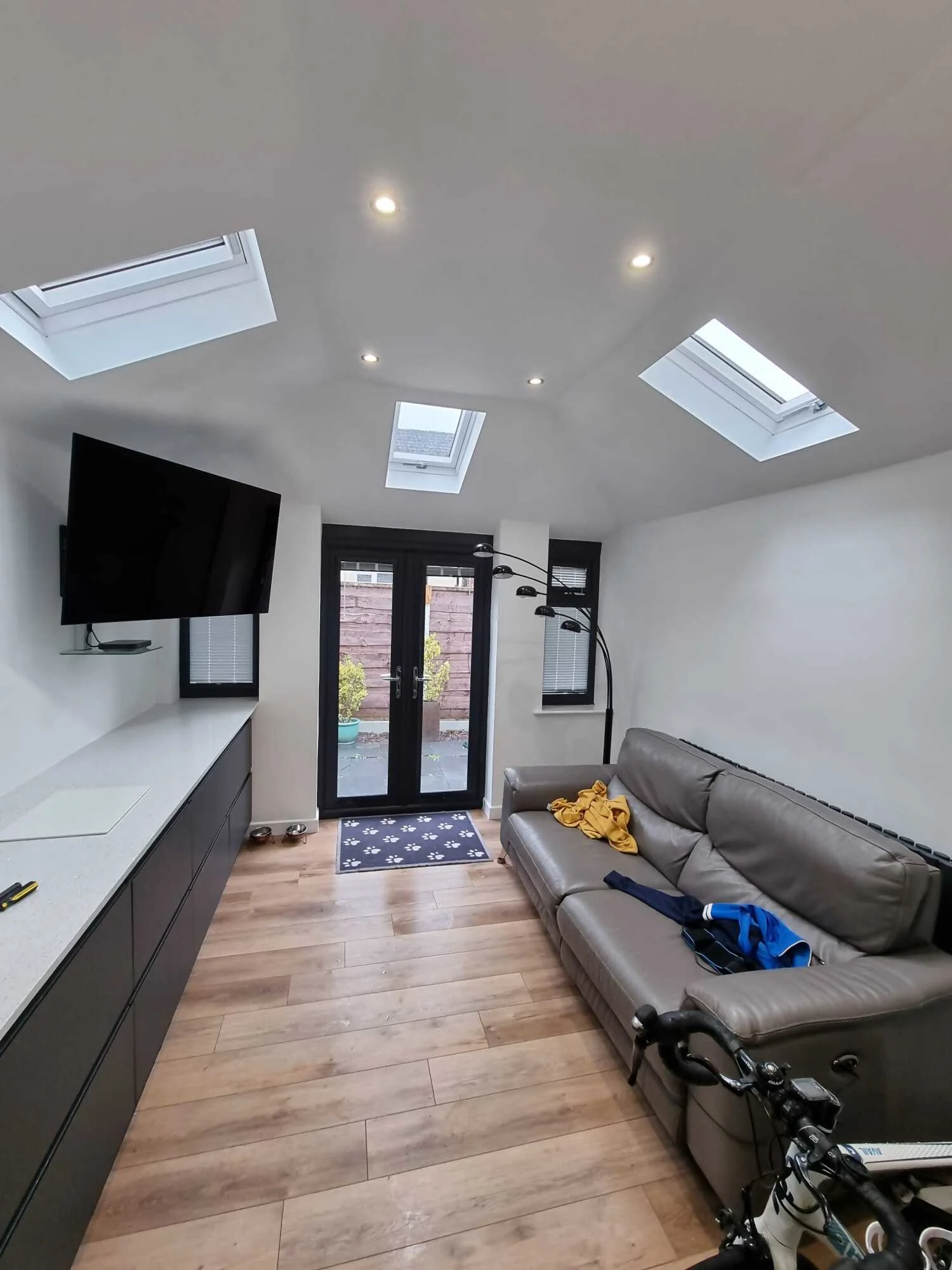 Images Ivo & Tina HK Service Ltd