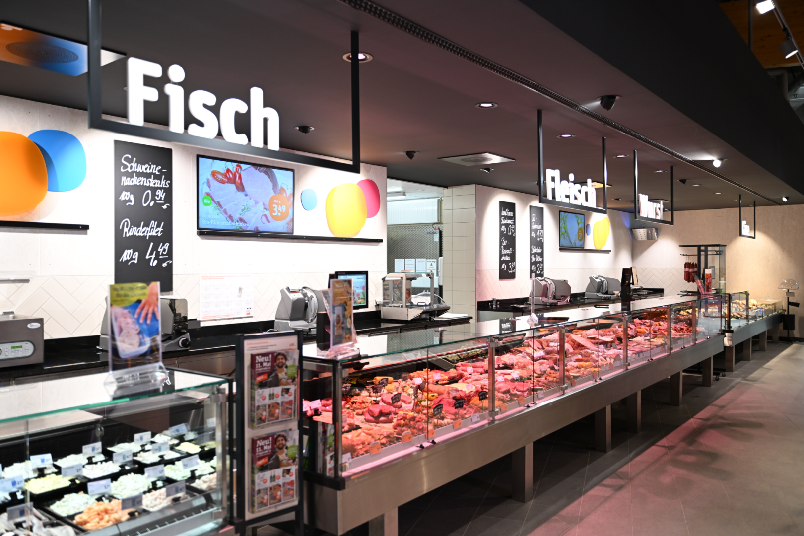 Feinkost-Bedientheken im tegut... Supermarkt in Ingolstadt mit frischem Fisch, Fleisch, Wurst und Käse.