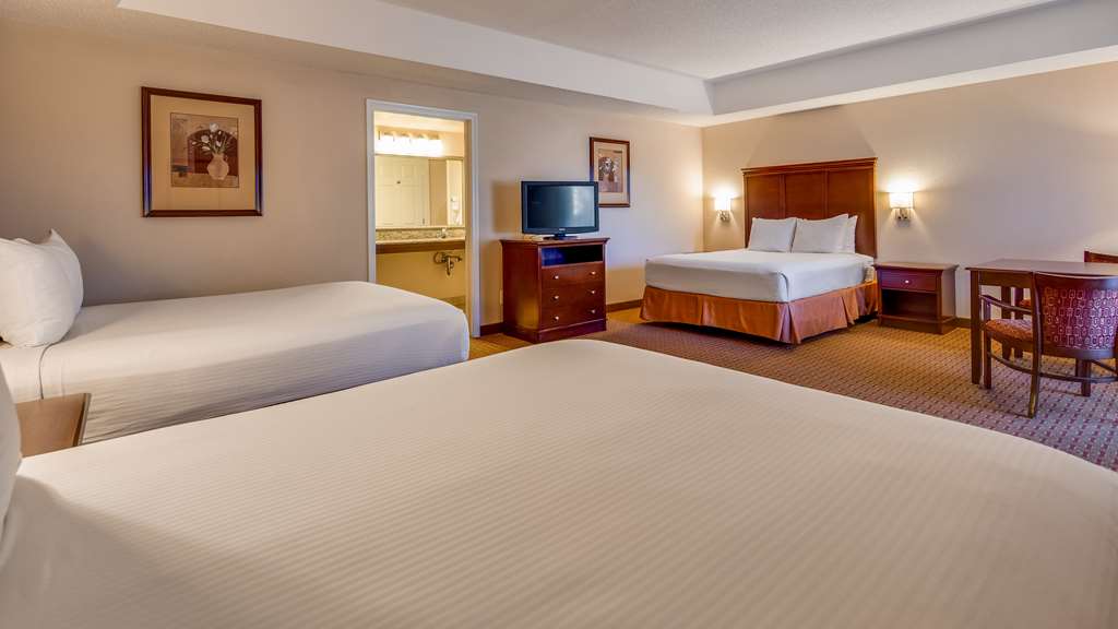 Triple Queen Guest Room