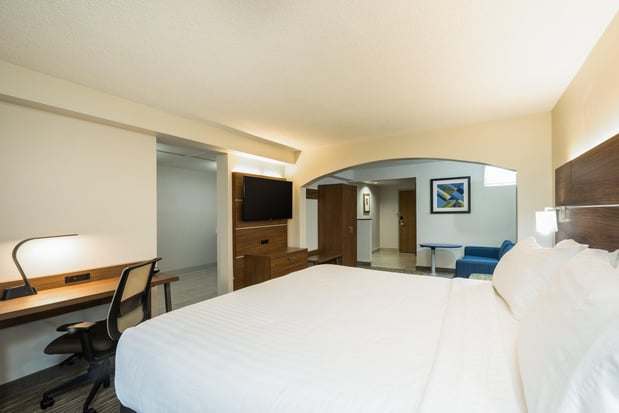 Images Holiday Inn Express & Suites Louisville East by IHG