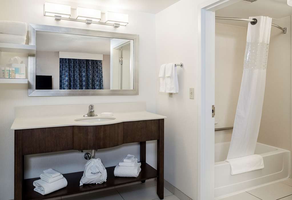 Guest room bath Hampton Inn & Suites by Hilton Halifax - Dartmouth Dartmouth (902)406-7700