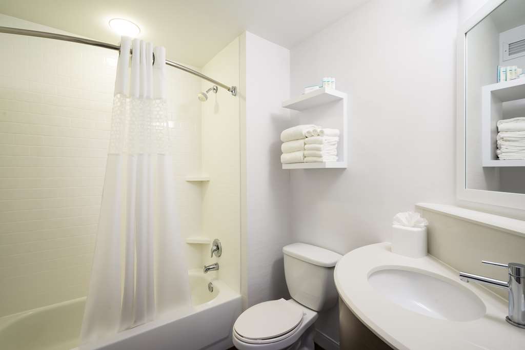 Guest room bath