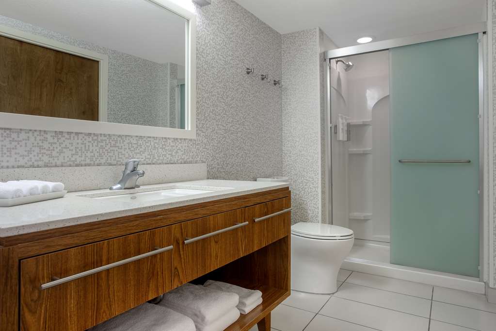 Guest room bath