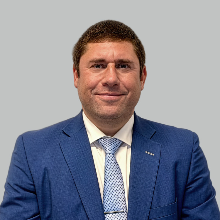 Headshot of Mikhail Khochinsky, a wealth advisor at Chase