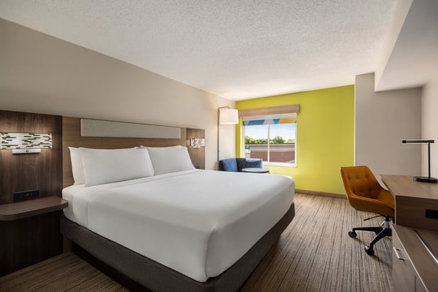 Images Holiday Inn Express & Suites Fredericksburg by IHG
