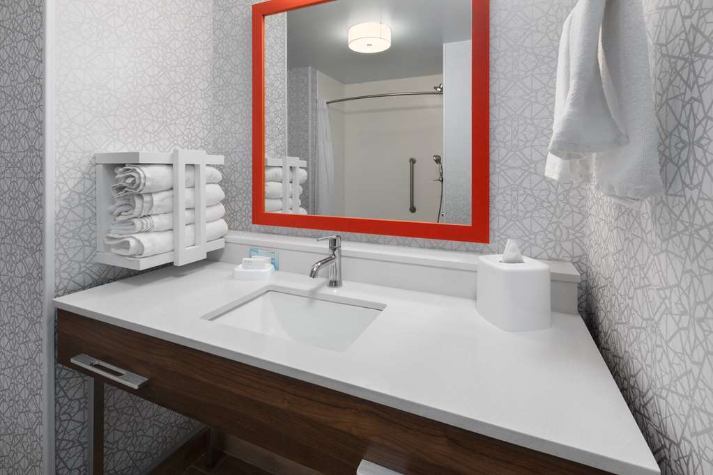 Guest room bath