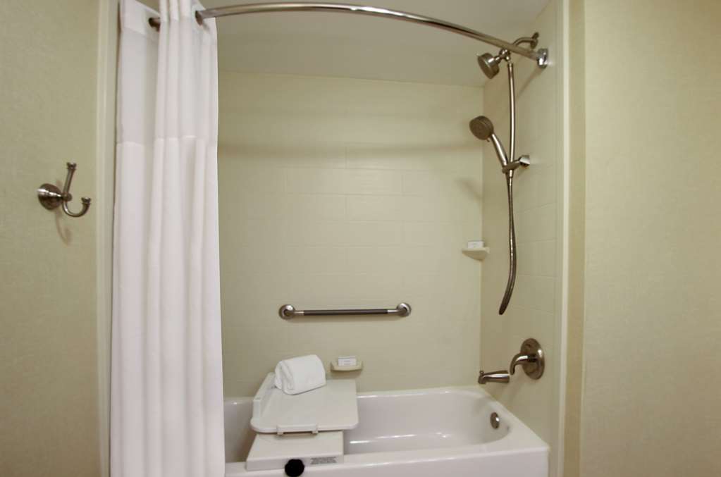 Guest room bath