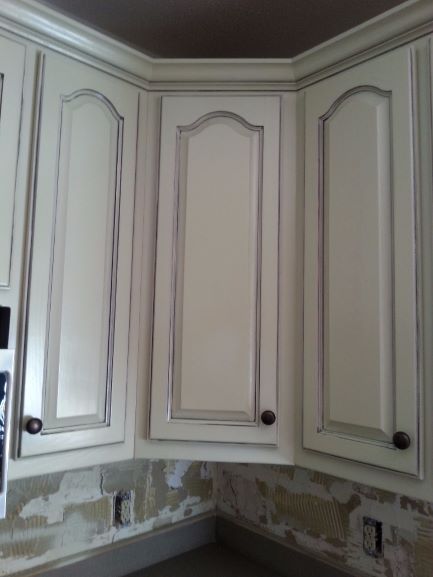 We at Photo Finish Painting will enhance your homes elegance and charm by refinishing or painting your home's millwork, doors, windows, and cabinetry. We can also refinish wood furniture!