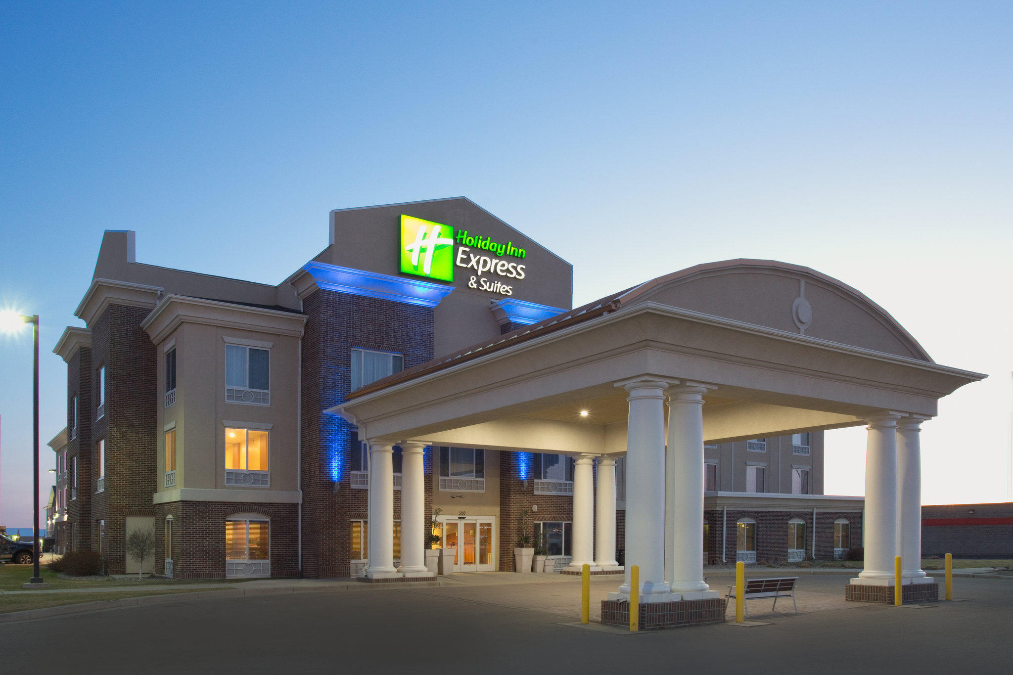 Holiday Inn Express & Suites Minot in Minot, ND (Hotels & Motels) 7018371200