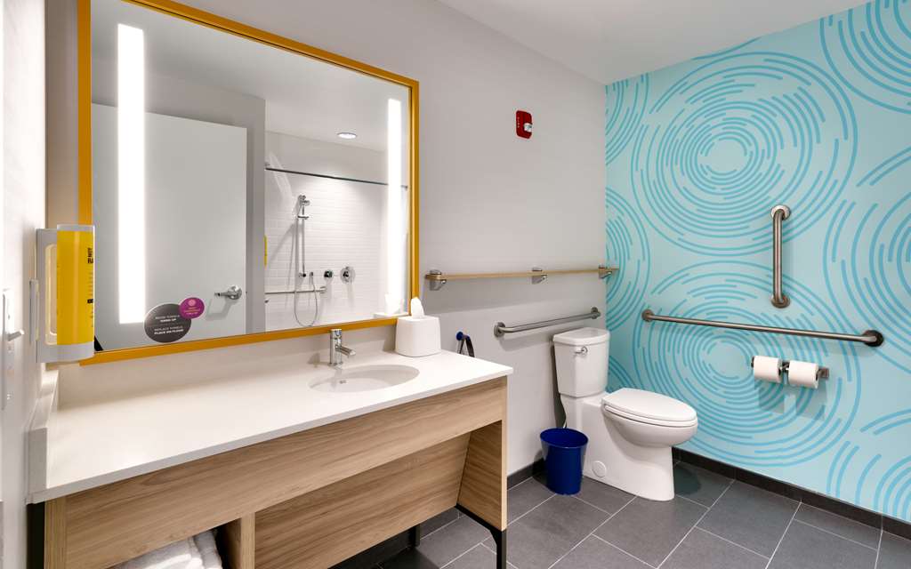 Guest room bath