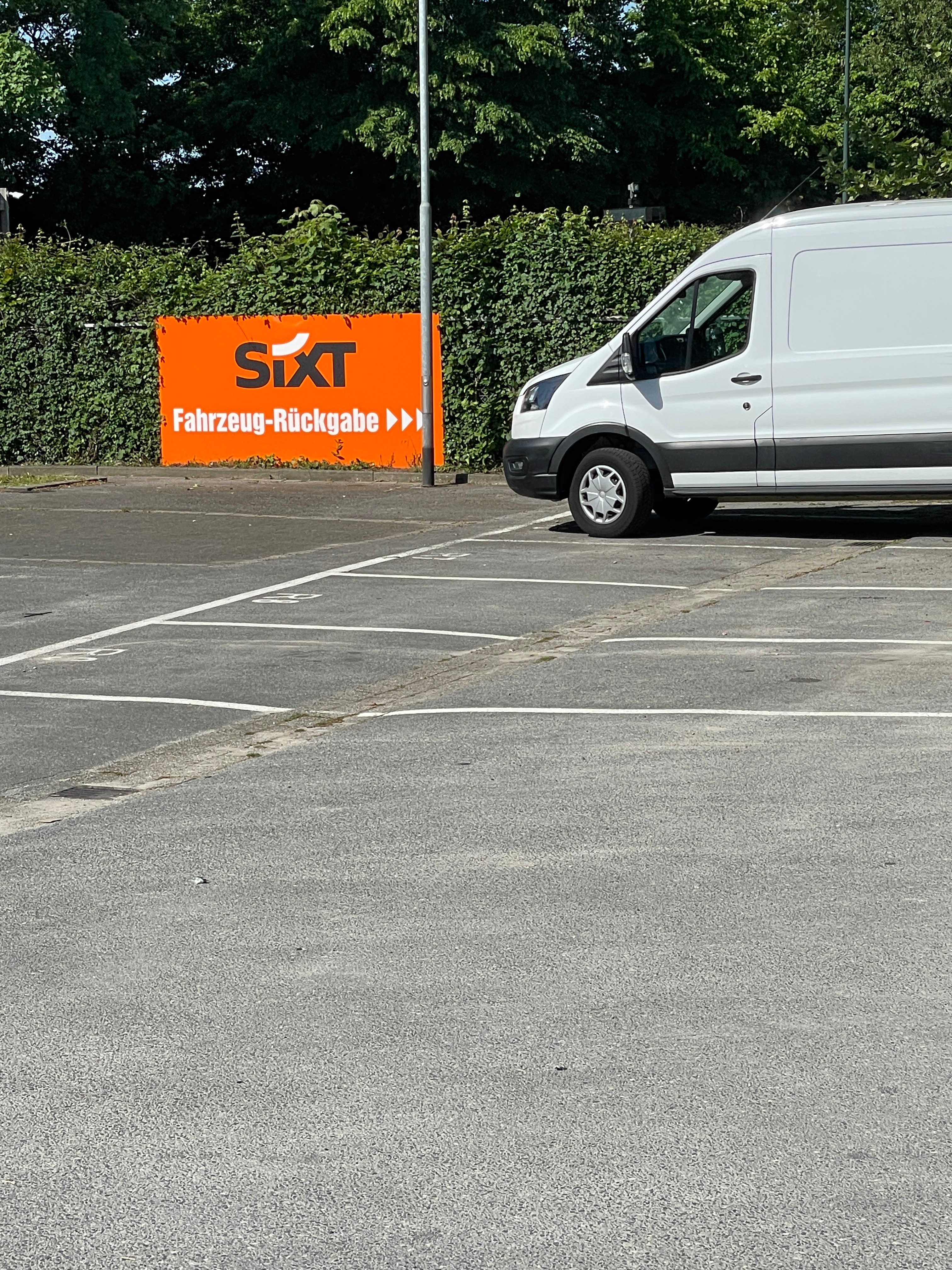 SIXT Truck Center Düsseldorf, Tilde-Klose-Weg 2-4 in Düsseldorf