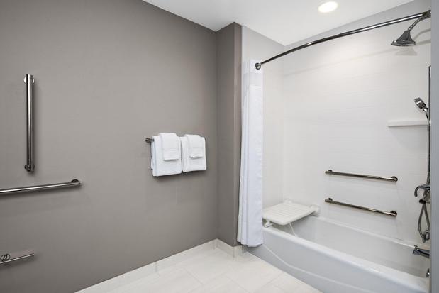 Images Holiday Inn Express & Suites Lubbock Central - Univ Area by IHG