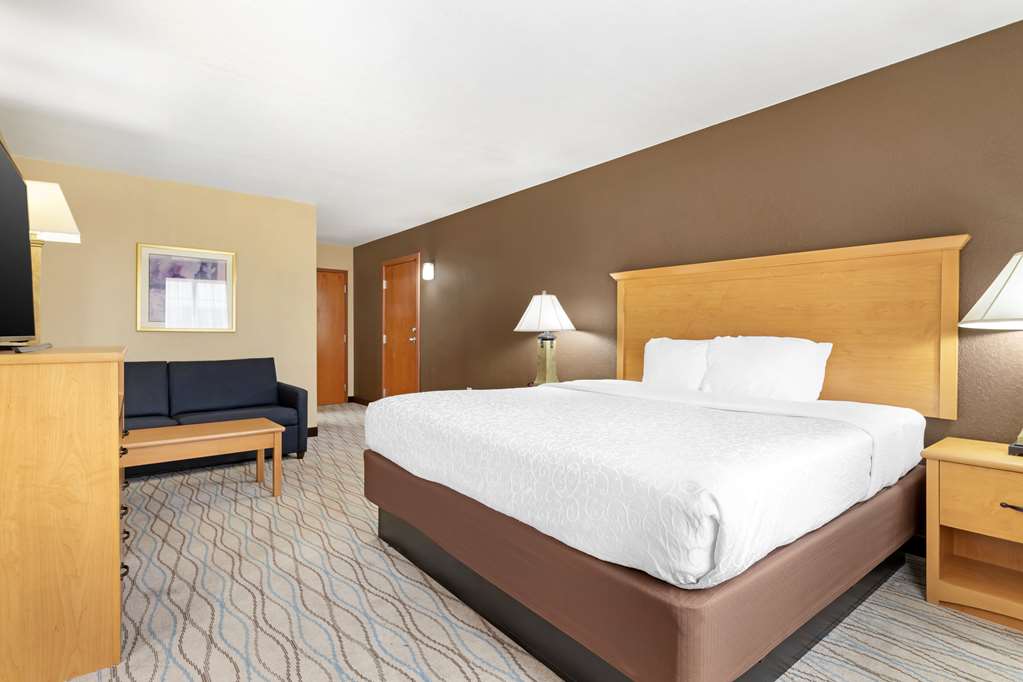 King Suite w/ Whirlpool
