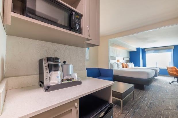 Images Holiday Inn Express & Suites Kansas City Airport by IHG