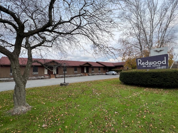 Images Redwood Inn & Suites