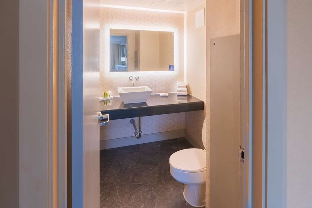 Guest room bath 
