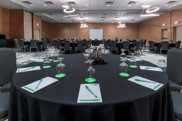 Images Holiday Inn & Suites Phoenix Airport North by IHG