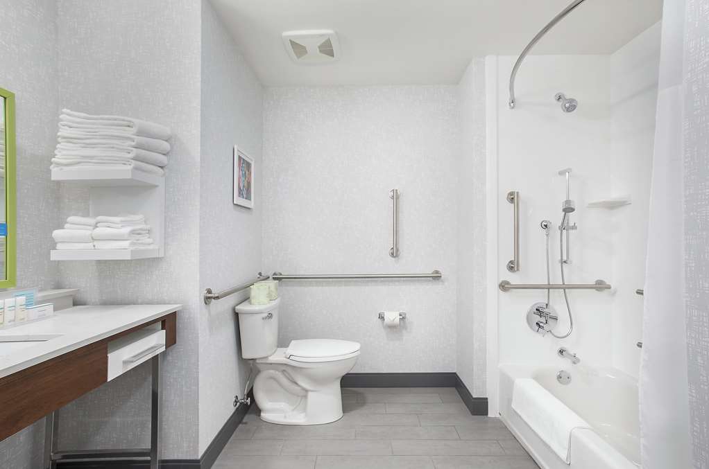 Guest room bath