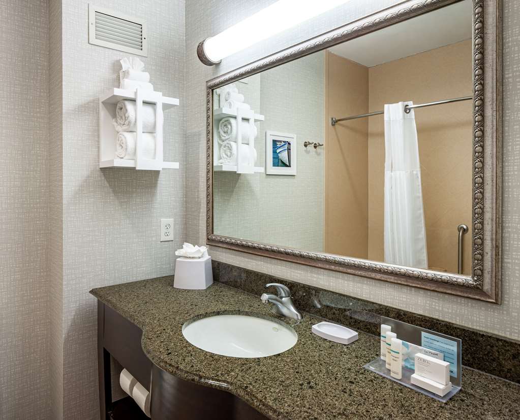 Guest room bath