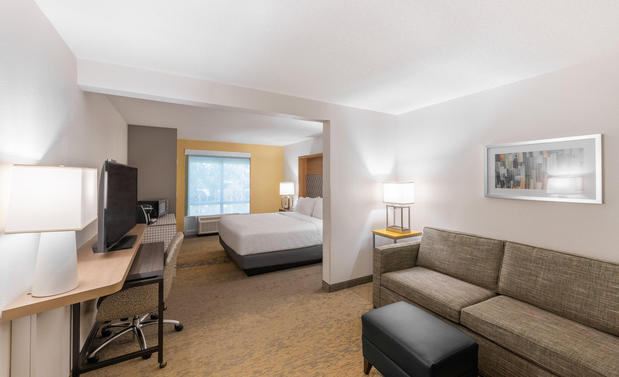 Images Holiday Inn & Suites Orange Park - Wells Rd., an IHG Hotel