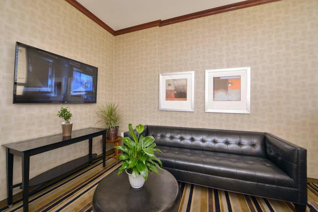 Images Holiday Inn Express LaGuardia Arpt by IHG