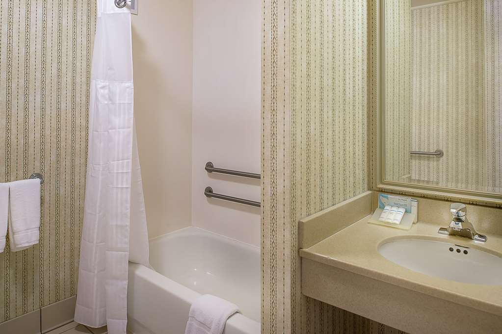 Guest room bath