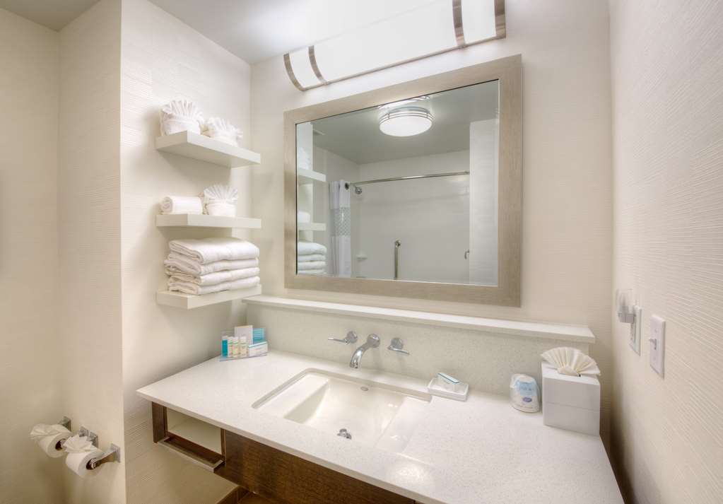 Guest room bath