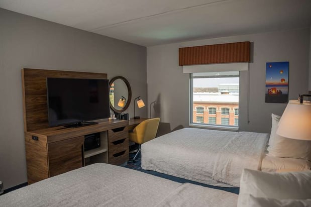 Images Hampton Inn & Suites Erie Bayfront